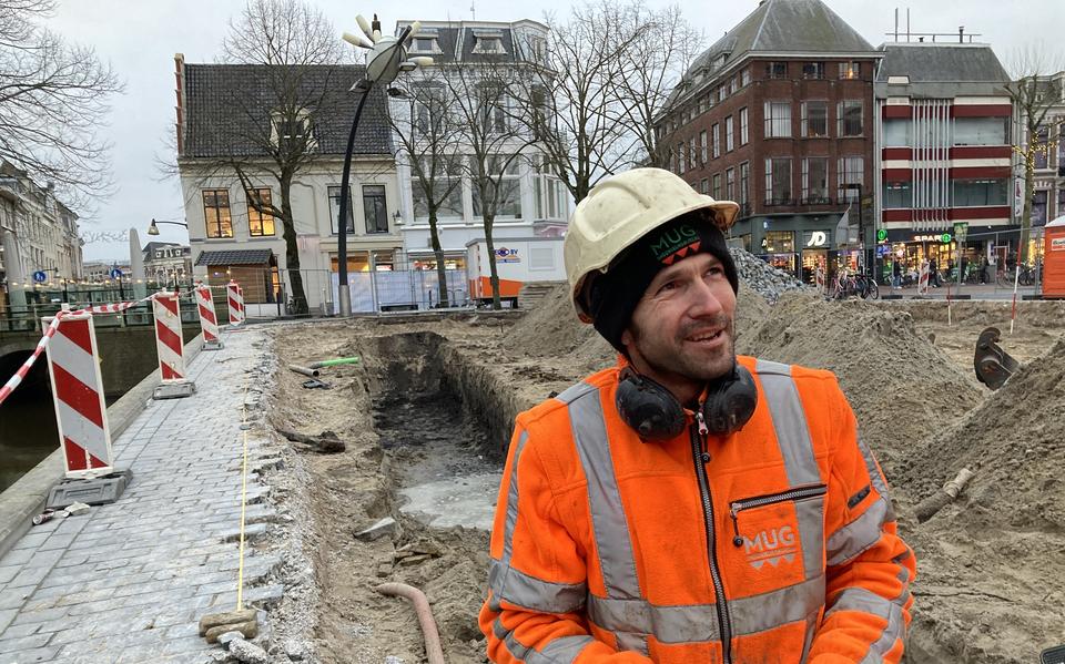 Archeoloog André Pleszynski van MUG bij de proefsleuf op het Waagplein in Leeuwarden.