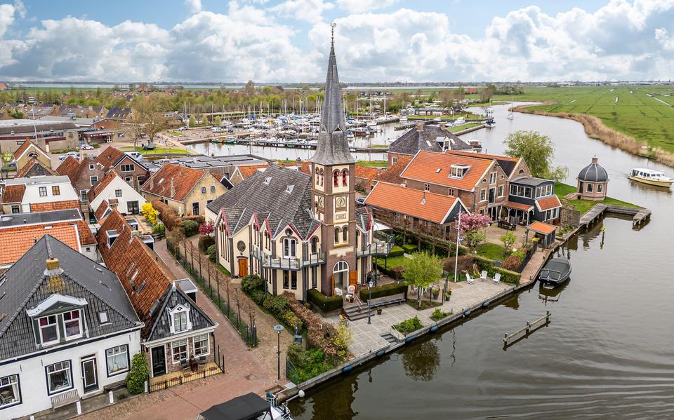 De kerk uit 1912 werd rond 2000 in gebruik genomen als woonhuis. Het pand staat nu te koop voor 1.675.000 euro.
