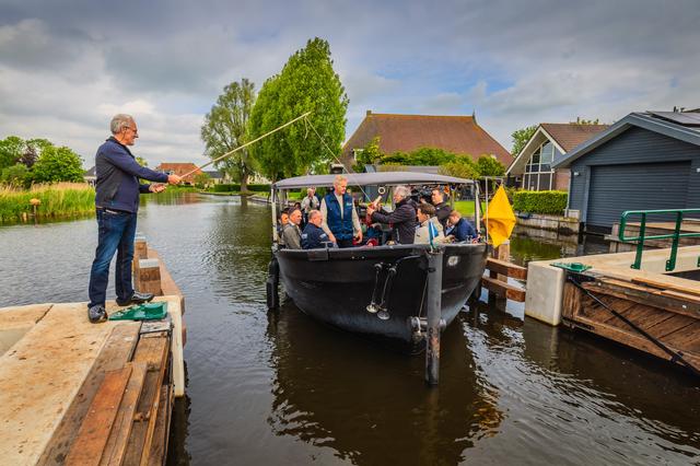 Nooit meer zandzakken voor de deur: keersluis Akmarijp is grondig vernieuwd