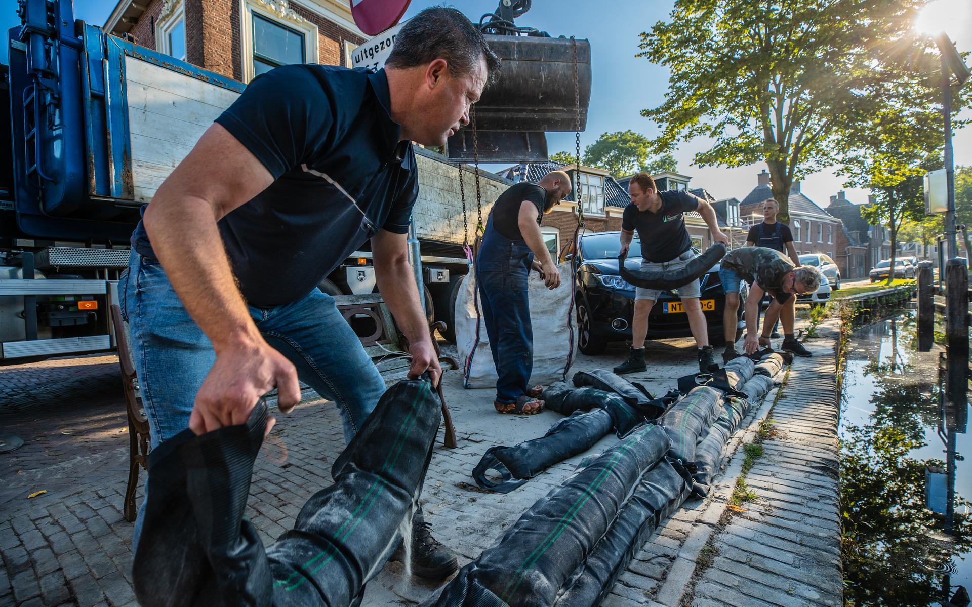 Inwoners van Aldeboarn moeten bij hoog water vertrouwen op in alle haast neergelegde zandzakken - Le