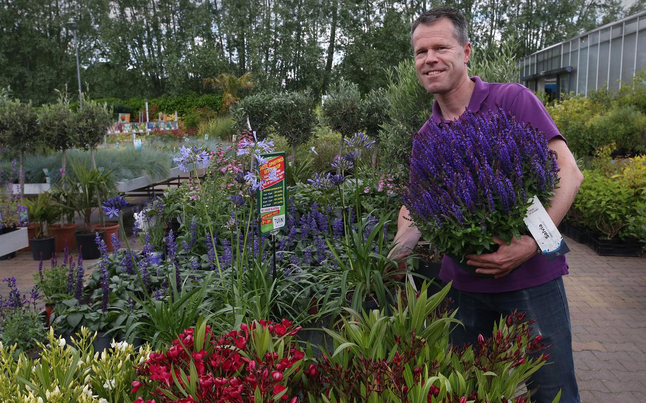 Medewerker Jan Bootsma is al jaren werkzaam bij het tuincentrum in Leeuwarden. Hij verhuist mee naar De Westereen.