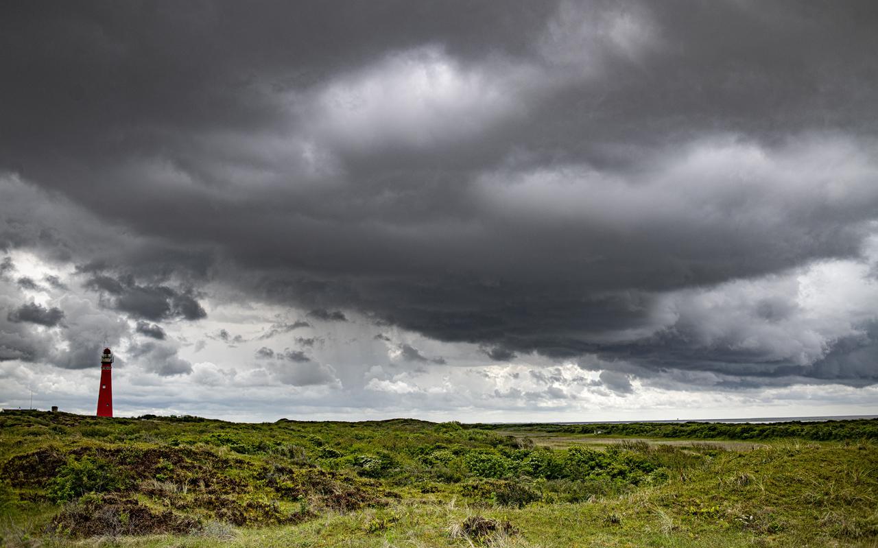 Donkere wolken boven Schiermonnikoog. 