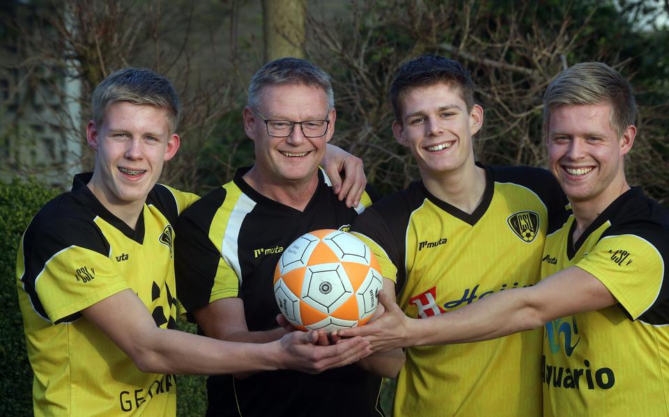 Peter Holwerda (in het zwart) met zijn drie zoons Wessel, Jorrit en Jelmer (vlnr). 