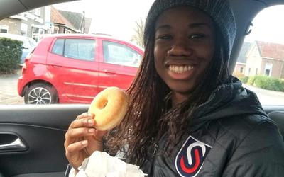 Erin Jackson eet een donut in Heerenveen. 