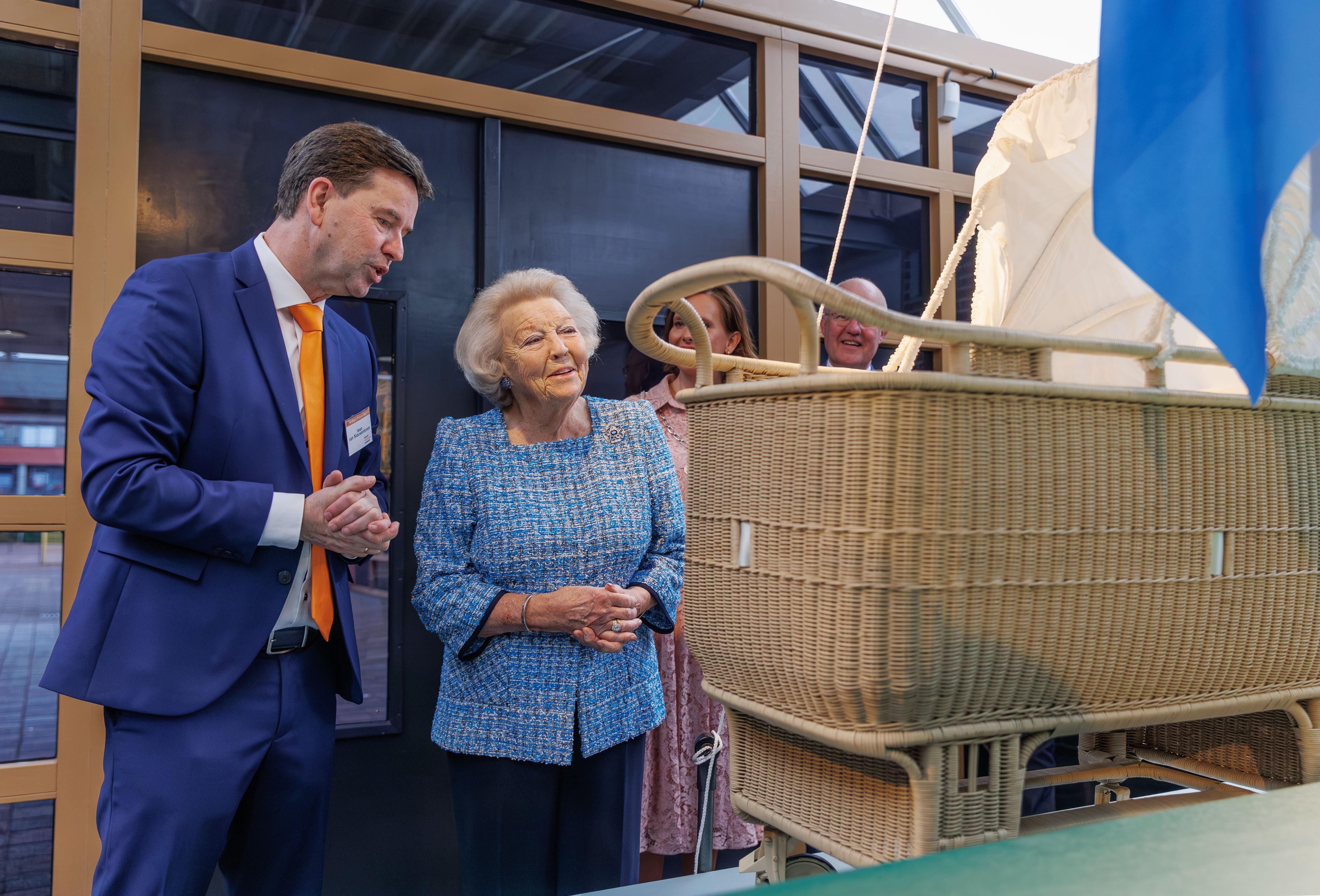 Prinses Beatrix bezocht Vlechtmuseum Noordwolde: ‘Mag ik een selfie? Ik heb iedereen behalve u’