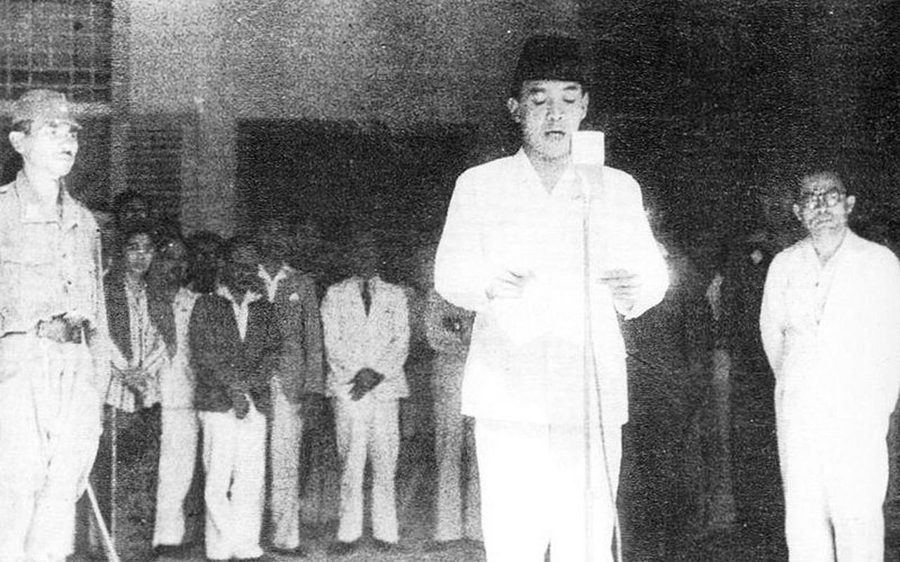 Soekarno leest zijn proclamatie voor, 17 augustus 1945 Soekarno leest zijn proclamatie voor, 17 augustus 1945