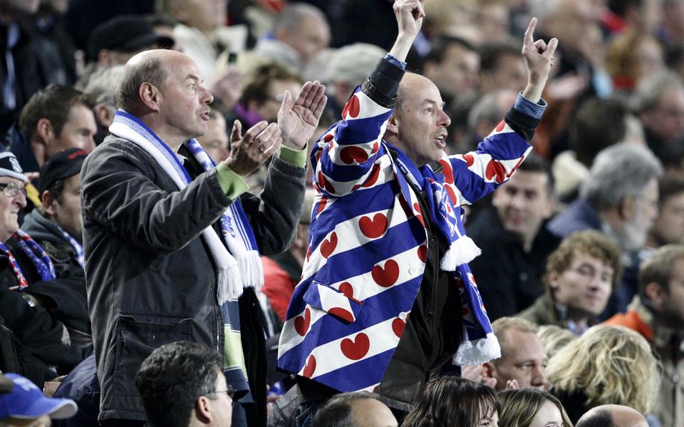 Advocatentweeling en Heerenveen-supporters Hans en Wim Anker juichen na een doelpunt.