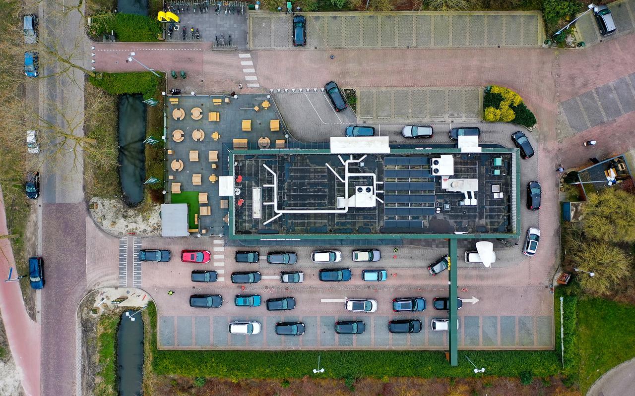 Bij elke McDrive in Friesland is het op zondagmiddag bal. Bij deze hier in Goutum staan de auto’s vier rijen dik te wachten. Bij elke McDrive in Friesland is het op zondagmiddag bal. Bij deze hier in Goutum staan de auto’s vier rijen dik te wachten.