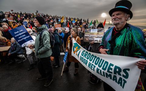 Publiek luistert naar toespraken tijdens het protest bij Holwerd tegen de gaswinning onder de Waddenzee. 