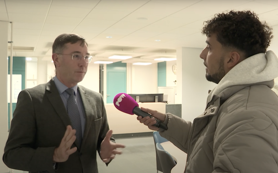 PowNed-verslaggever Aryan Parsa interviewt burgemeester Leo Pieter Stoel over Sunneklaas.