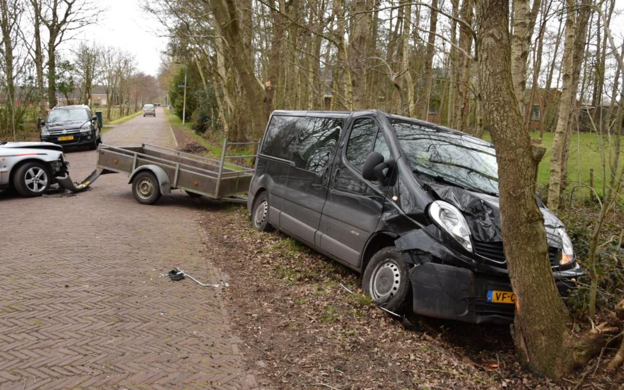Busje rijdt tegen boom na frontale botsing met auto bij Boelenslaan