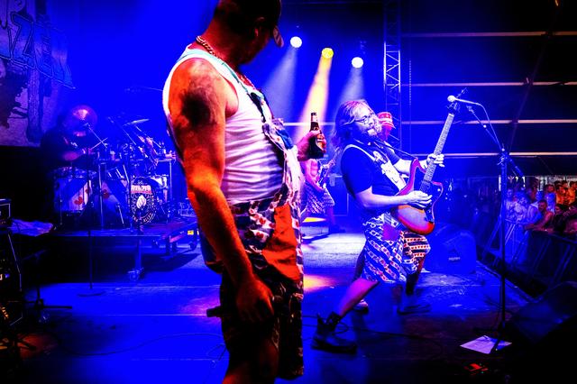 Het dilemma van het Veenhoop-festival: grote namen, of louter feest?