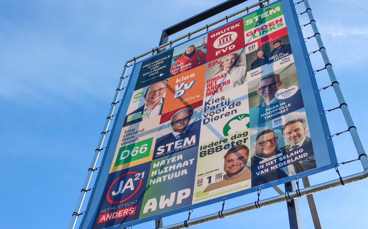 Verkiezingsborden met posters van de politieke partijen voor de provinciale staten verkiezingen.