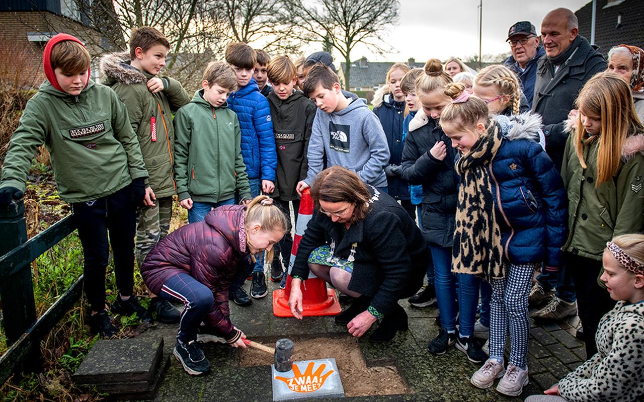 Samen met burgemeester Ellen van Selm legt de tienjarige Maxine Veenstra de eerste zwaaisteen van Opsterland in de Kuiperstraat in Beetsterzwaag. Samen met burgemeester Ellen van Selm legt de tienjarige Maxine Veenstra de eerste zwaaisteen van Opsterland in de Kuiperstraat in Beetsterzwaag.