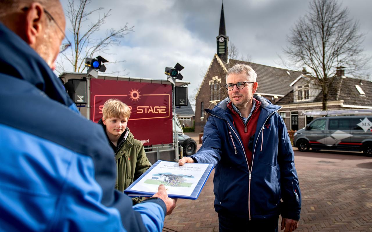 Pieter de Kroon overhandigt het projectplan groengas aan boer Marco Pool, die wordt vergezeld door zijn zoon Eric. Pieter de Kroon overhandigt het projectplan groengas aan boer Marco Pool, die wordt vergezeld door zijn zoon Eric.