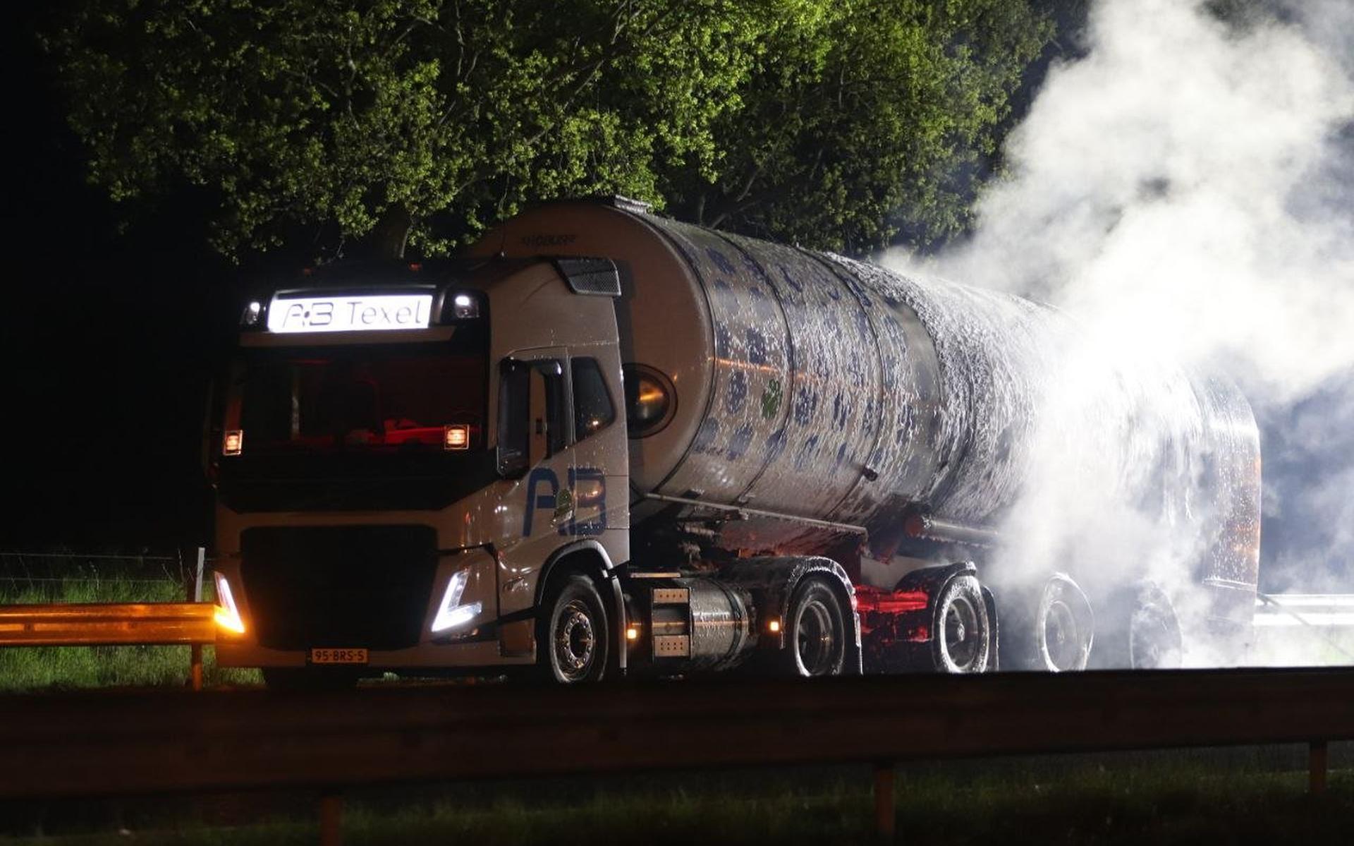 Tankwagen met melk vat vlam op A32 bij Oldeholtwolde, brand onder controle