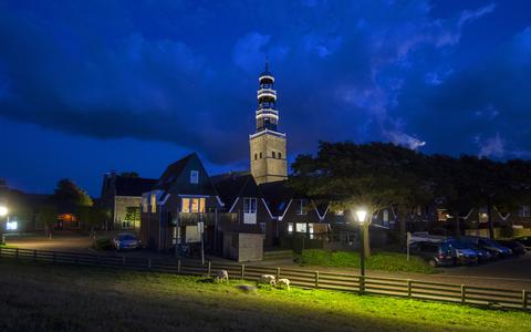 Nachtfoto van de Grote Kerk in Hindeloopen. 