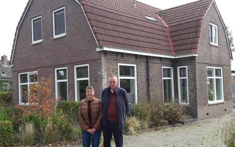 Jan en Afke Hylkema voor de voormalige slagerij die nu een woonhuis is.