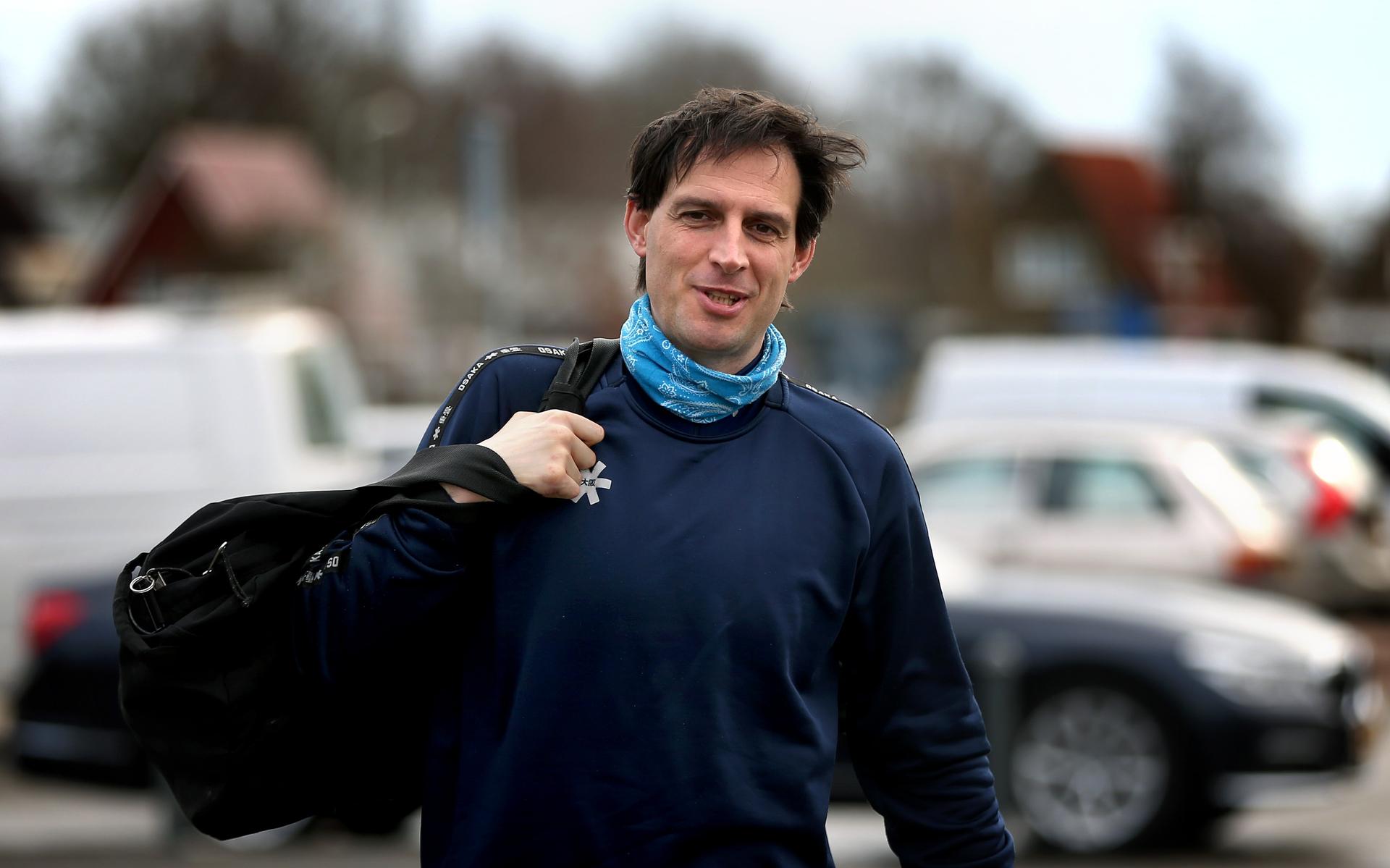 Wopke Hoekstra arriveert donderdagmorgen in sportkleding bij Thialf.