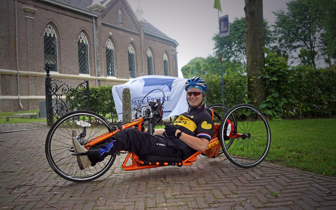 IJsbrandus van Popta bij de Nicolaaskerk in Koarnjum. IJsbrandus van Popta bij de Nicolaaskerk in Koarnjum.