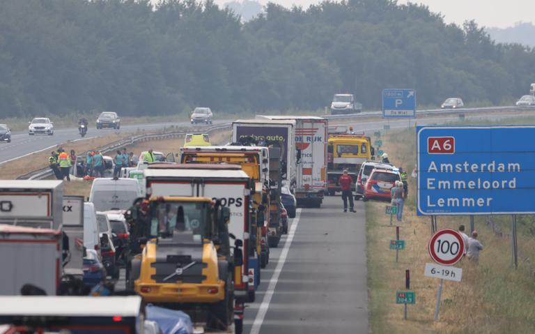 Ongeval met meerdere voertuigen op A6 bij Oldeouwer: snelweg afgesloten in richting van Emmeloord.