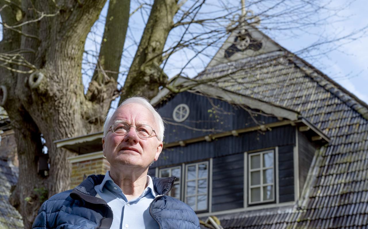 Oebele Vries uit Westergeest, heeft een boek geschreven over fout familielid Oebele Vries uit Westergeest, heeft een boek geschreven over fout familielid