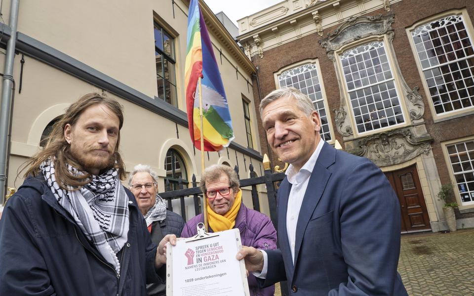 Burgemeester Sybrand Buma neemt de handtekeningen in ontvangst.
