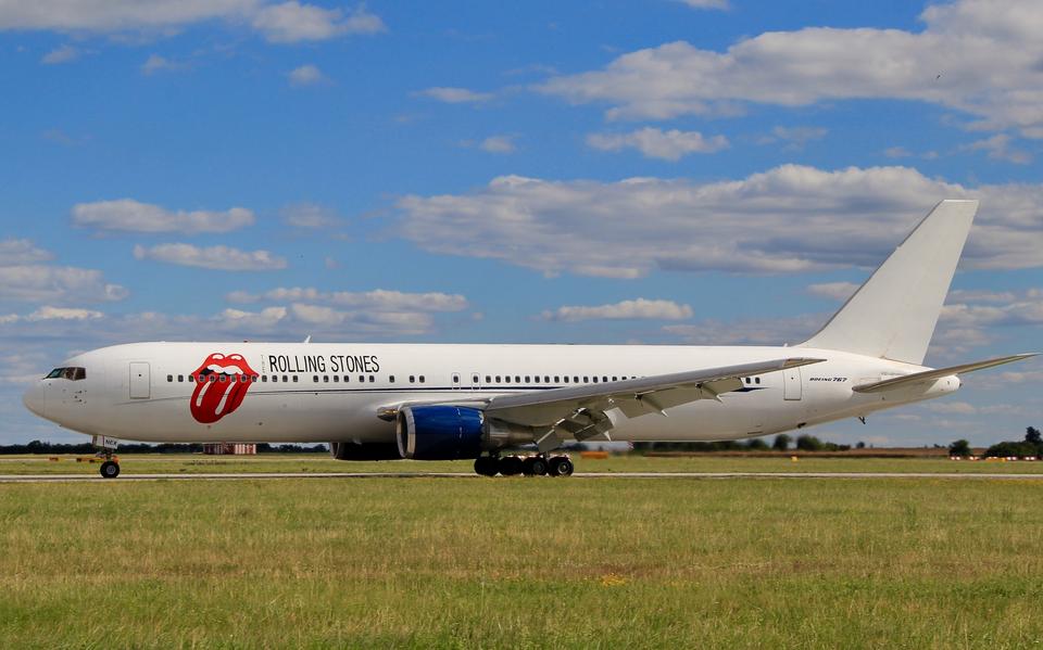 De vip-Boeing van The Rolling Stones. Uiteraard met het legendarische logo.