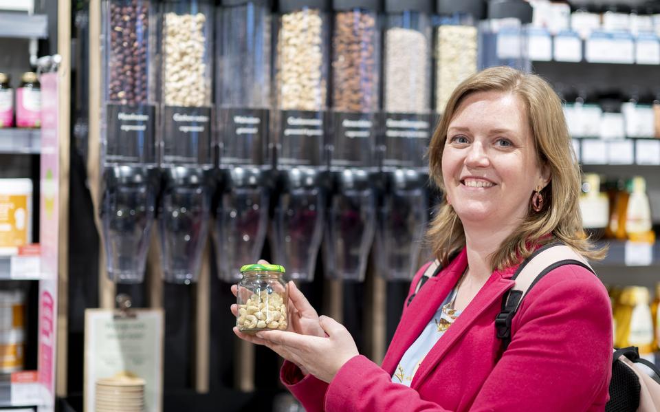 Bij Holland & Barret, een winkel in natuurlijke gezondheid vind je een tapwand waar je noten kan vullen in een zelf meegebrachte pot