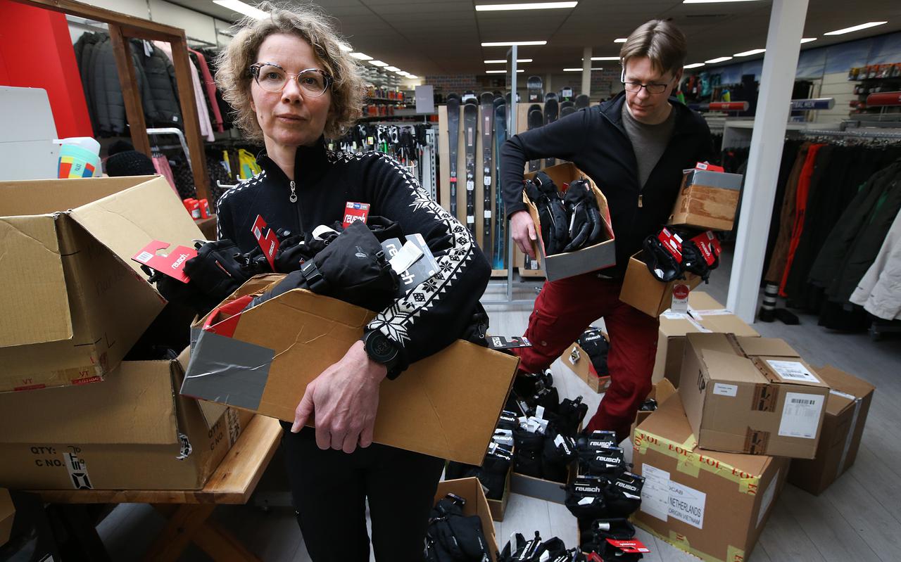 Gerrit Jan en Babette Faber in hun winkel aan de Nieuwestad in Leeuwarden: ,,We weten niet meer waar we met de spullen naartoe moeten. Voor dit winterseizoen hadden we voor 200.000 euro ingekocht maar er is voor ongeveer 10.000 euro verkocht.’‘