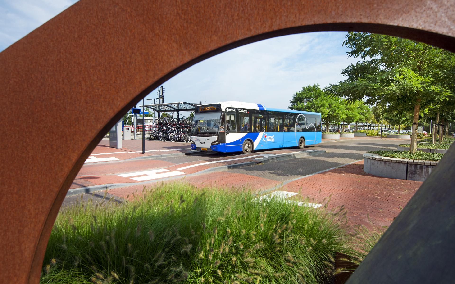 Moet het openbaar vervoer anders (busstation Buitenpost).