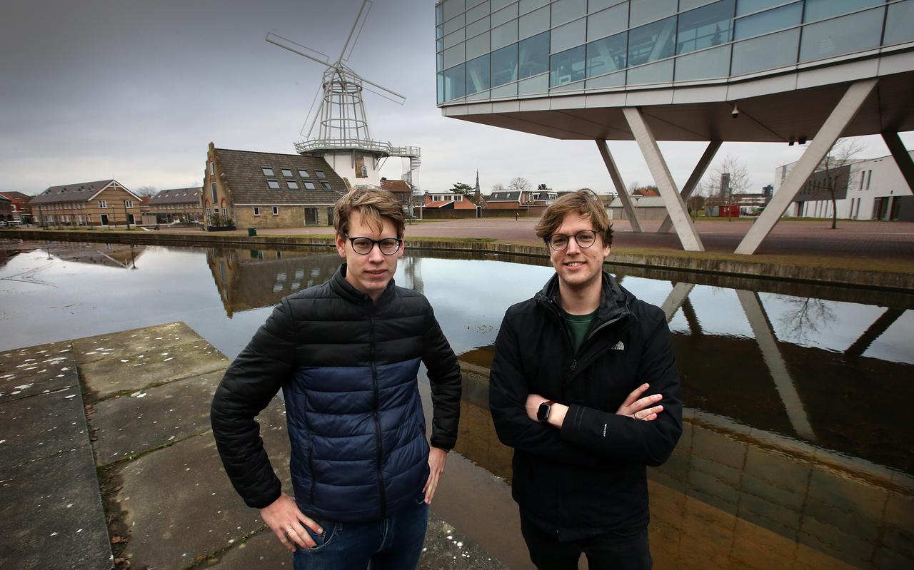 Dominee Jan-Jaap Stegeman (links) en predikant in opleiding Dirk Sierd de Vries gaan als studentenpastores aan de slag in molen De Eendragt in Leeuwarden.