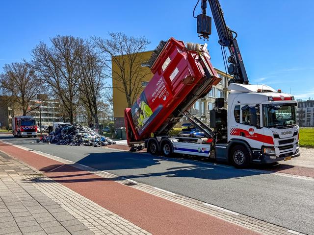 LIVE | Vuilniswagen dumpt brandend afval op straat in Leeuwarden & volgende week in de avond geen tr