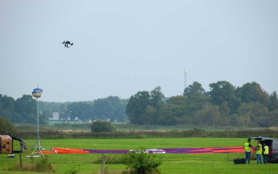 De politie zet drones in bij het onderzoek naar het ongeluk met een luchtballon in De Hoeve.