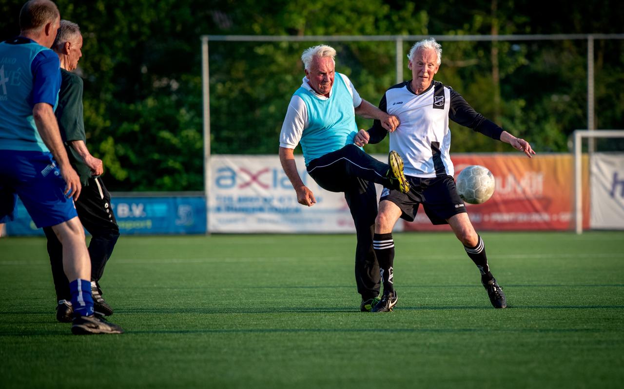 Burgemeester Jan Rijpstra van Smallingerland op het veld van VV Drachten. Burgemeester Jan Rijpstra van Smallingerland op het veld van VV Drachten.