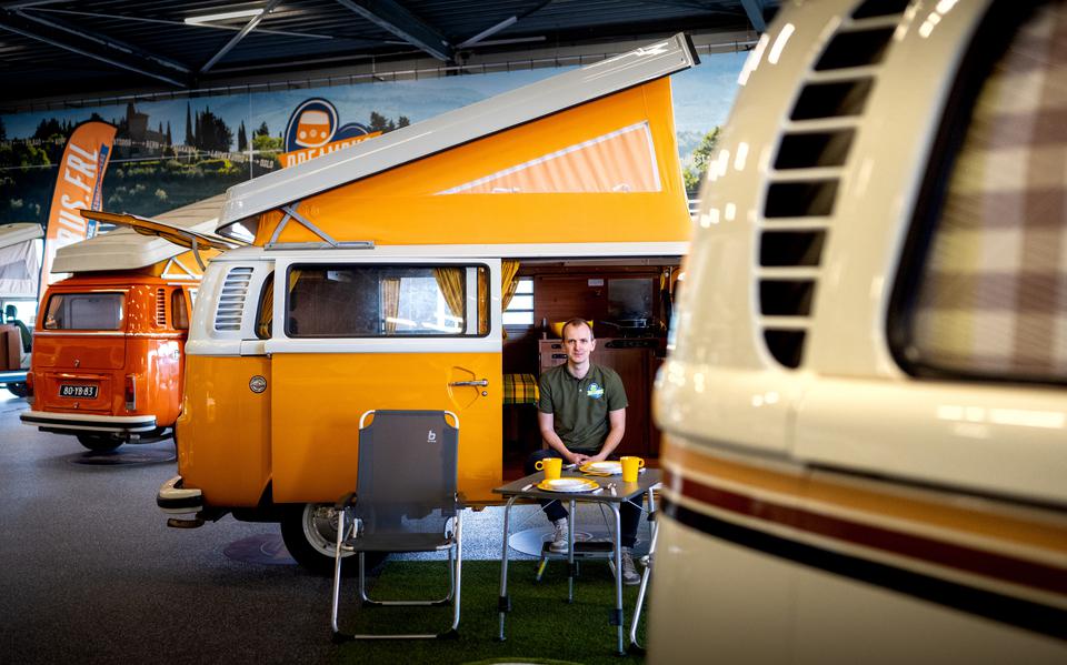 Bedrijfsleider Jordi de Jong van Dreambus. verhuurder van VW-kampeerbusjes en oldtimers in Drachten