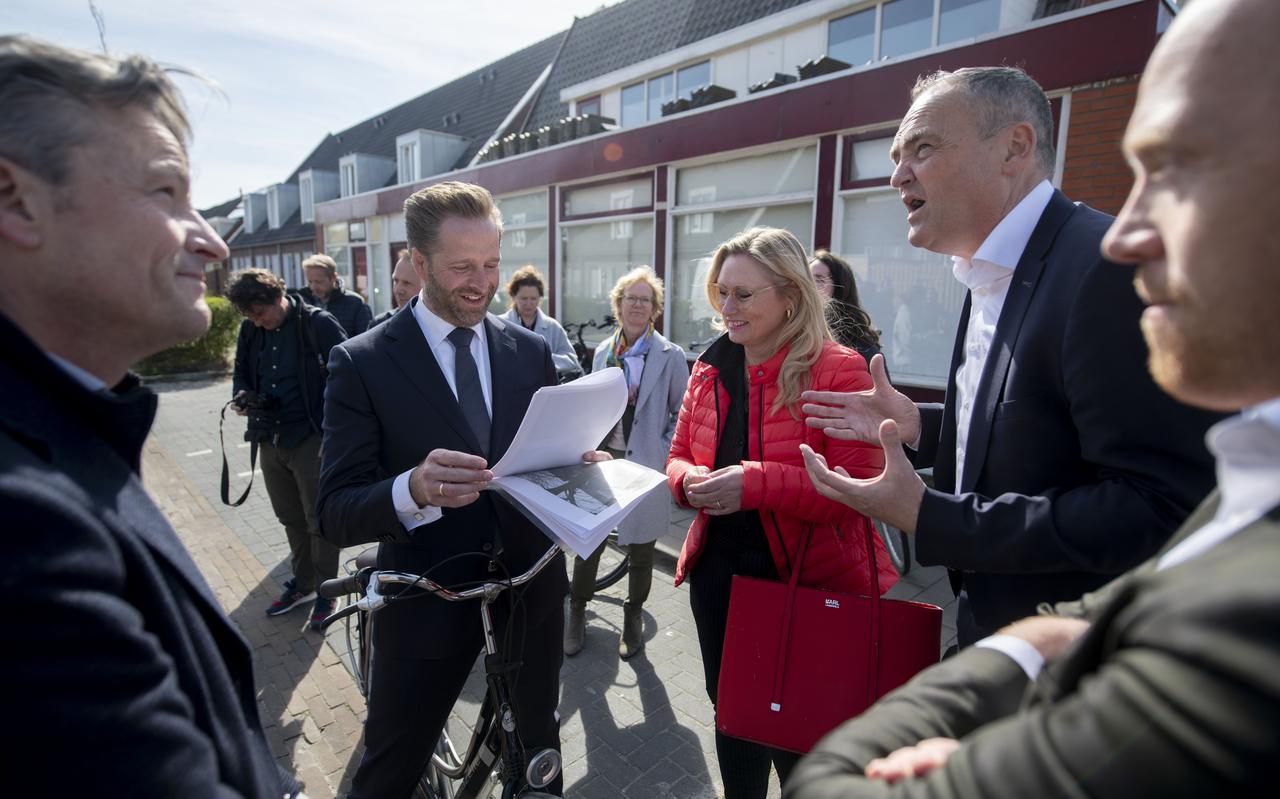 Minister Hugo de Jonge bezocht dit voorjaar de Leeuwarder Vlietzone om te bekijken welke hulp de stad nodig heeft.