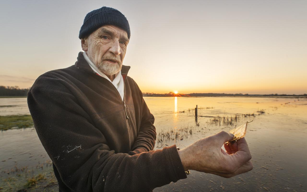 Jochum de Vries bij de Ryptsjerksterpolder, waar het ijs nog flinterdun is. Jochum de Vries bij de Ryptsjerksterpolder, waar het ijs nog flinterdun is.