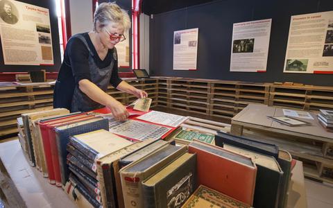 Jacqueline Verhoef van Museum Opsterlân bij de rode bibliotheek. ,,Ik wilde niet alleen maar mannen aan de muren.’’ FOTO RENS HOOYENGA