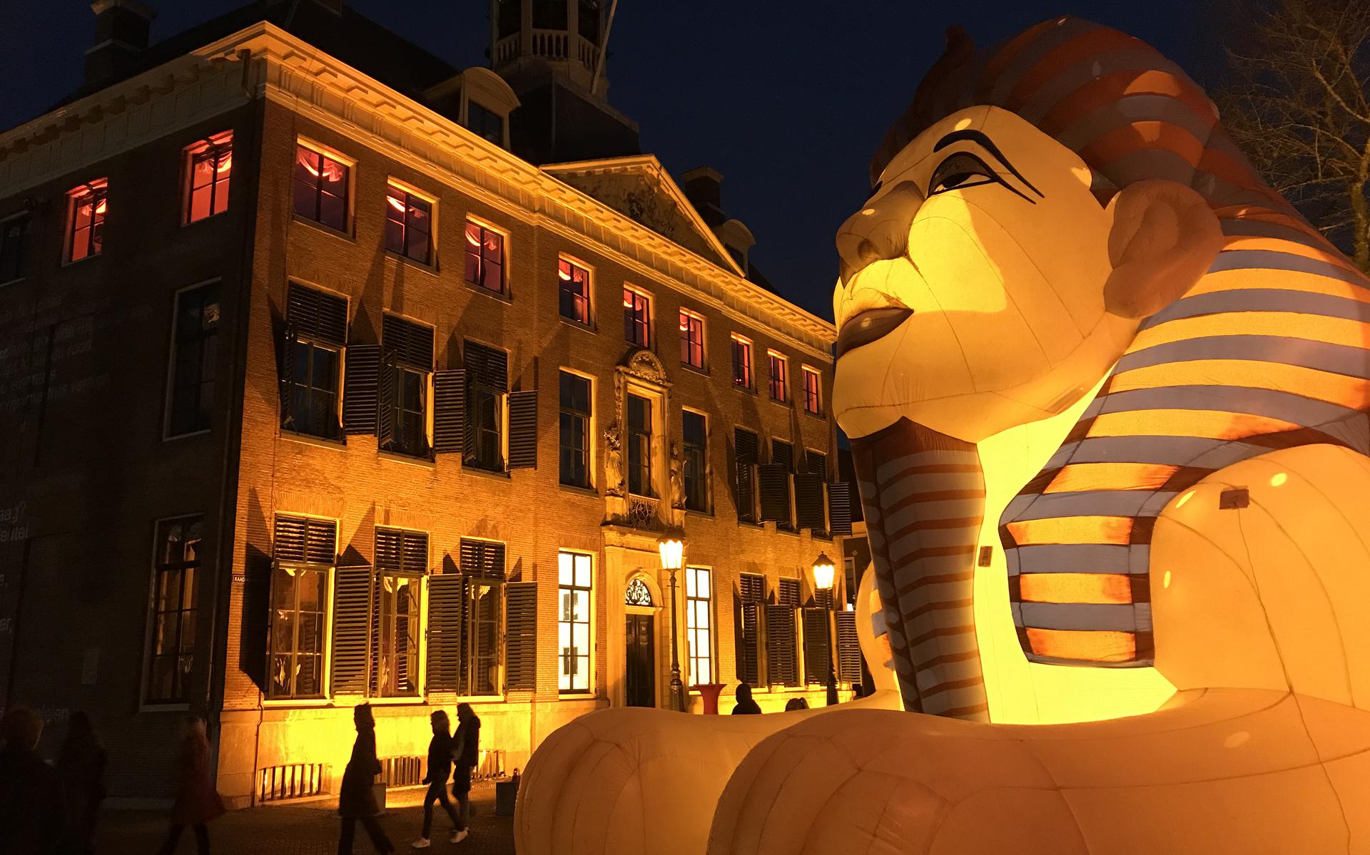 Het stadhuis in Leeuwarden is oranje verlicht, om aandacht te vragen voor geweld tegen vrouwen. FOTO LC