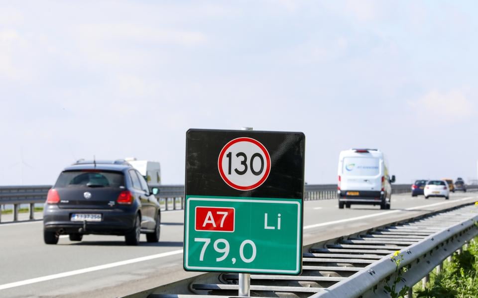 Verkeer op de Afsluitdijk. 