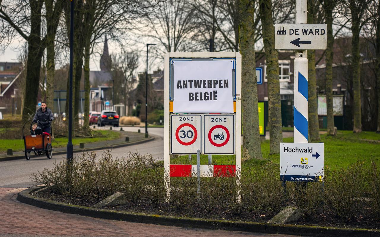 De plaatsnaamborden van Bolsward zijn veranderd in Antwerpen. 