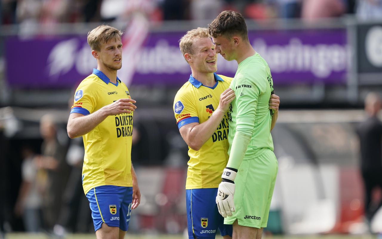 Marco Tol en Doke Schmidt troosten een emotionele Brett Minnema na zijn debuut voor SC Cambuur. Cambuur verloor de wedstrijd met 4-1 van Sparta Rotterdam.
