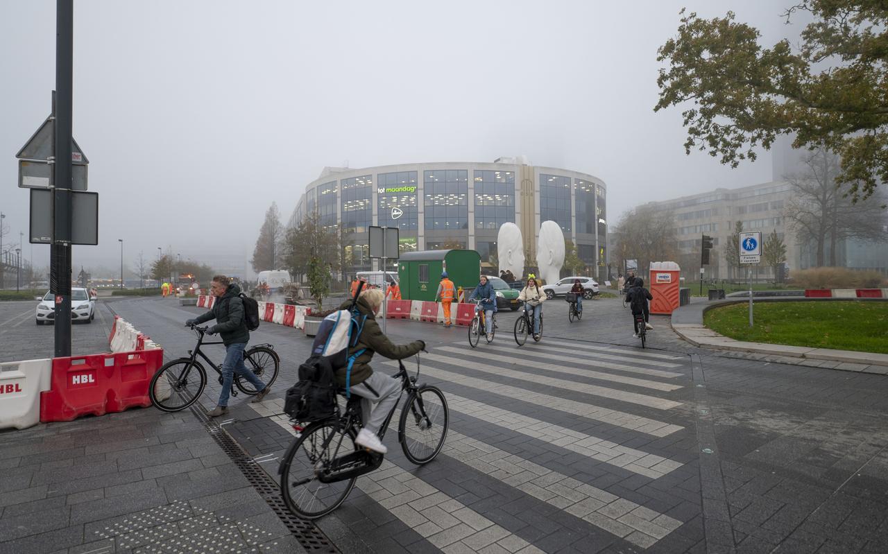 Veel fietsers weken maandag uit naar het zebrapad Veel fietsers weken maandag uit naar het zebrapad