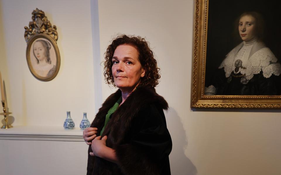 Museumdirecteur Manon Borst met het nagemaakte jasje van Anna Maria van Schurman.