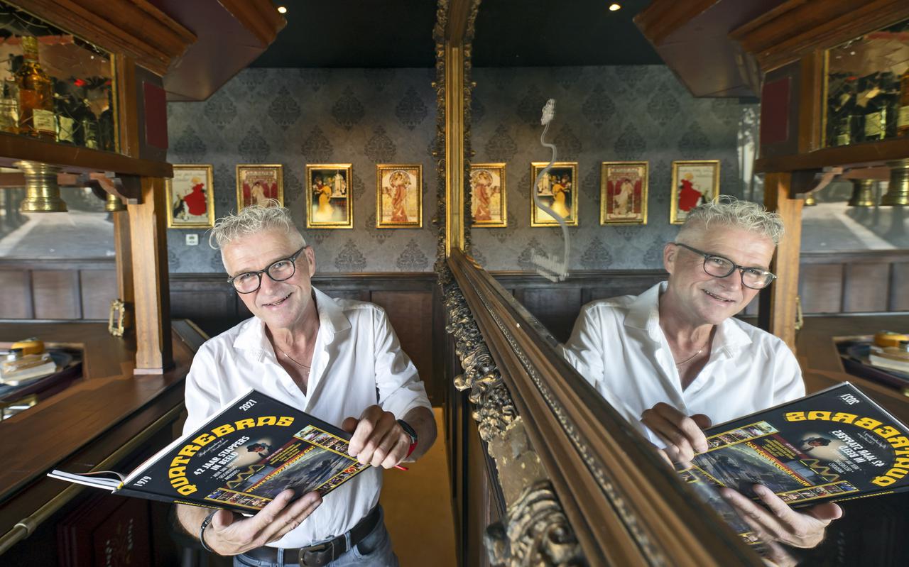 Auke Veenstra met zijn boek in de Engelse pub uit discotheek Quatrebras, die opnieuw opgebouwd is in de kantine van Van der Wal Hout in Noardburgum. FOTO MARCEL VAN KAMMEN