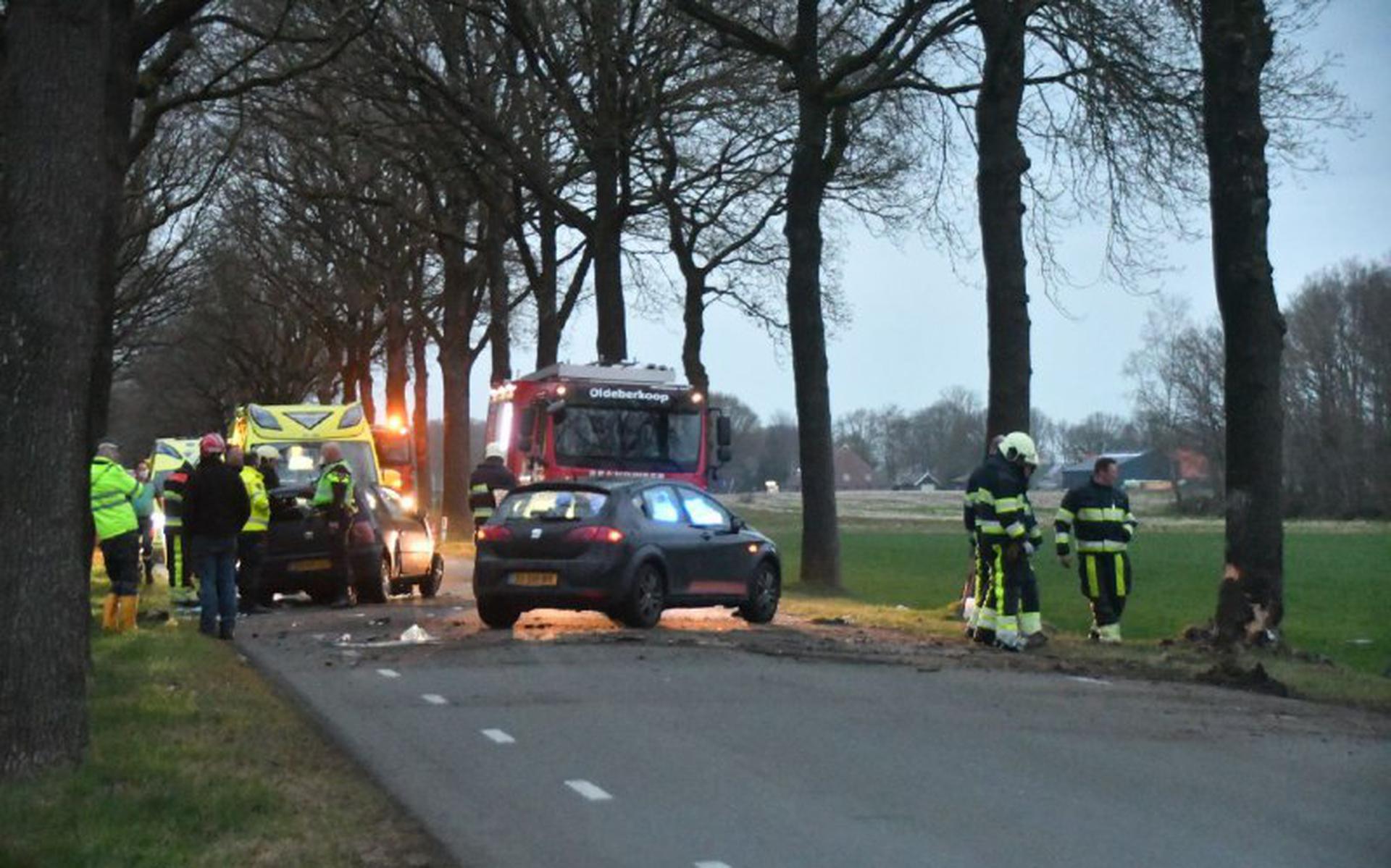 Auto Botst Frontaal Tegen Boom In Oldeberkoop, Bestuurder Naar Het Ziekenhuis - Leeuwarder Courant