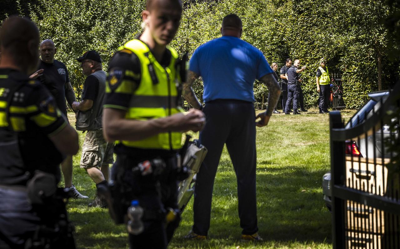 De politie doet onderzoek naar het ongeval in Geldrop. De politie doet onderzoek naar het ongeval in Geldrop.