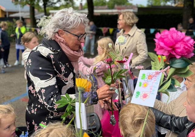 Feest op De Dúnwizer in Bakkeveen: juf Bauwina 40 jaar in het onderwijs