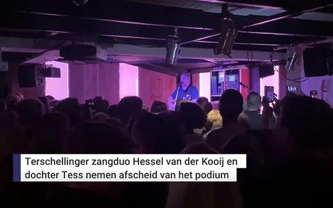 Terschellinger zangduo Hessel van der Kooij en dochter Tess nemen afscheid van het podium